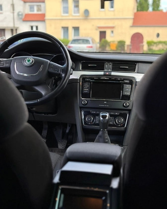 Skoda Superb cena 30500 przebieg: 285000, rok produkcji 2012 z Złocieniec małe 232
